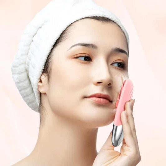 איך לנקות את הפנים ביעילות בבית עם מברשת ניקוי חשמלית קטנה וממוקדת